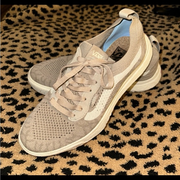 Vans - Picture 3 of 7